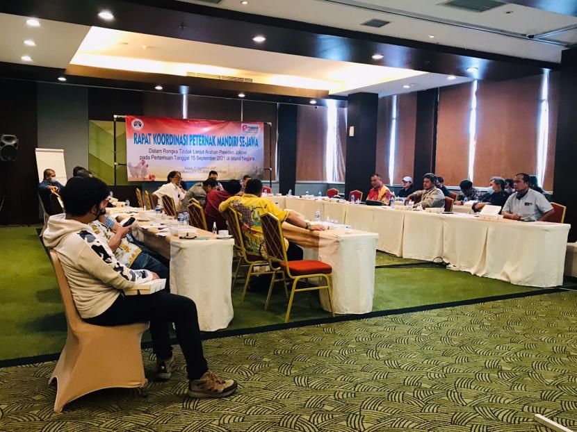 Sejumlah peternak mandiri se-Jawa melaksanakaan rapat koordinasi untuk menindaklanjuti arahan Presiden RI, Selasa (21/9).