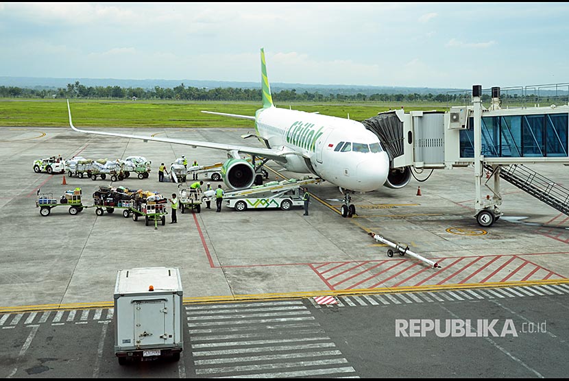 Sejumlah petuagas melakukan aktivitas bongkar muat pesawat di Bandara Lombok International Airport (LIA) di Praya, Lombok Tengah, NTB, Sabtu (2/12).