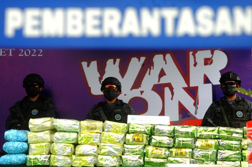 Sejumlah petugas Badan Narkotika Nasional (BNN) mengawasi barang bukti narkotika saat pemusnahan di BNN, Lido, Kecamatan Cigombong, Kabupaten Bogor, Jawa Barat, Selasa (22/3/2022). Dalam rangka memperingati HUT yang ke-20, BNN memusnahkan barang bukti narkotika berupa 339,97 kilogram sabu dan 16.532 butir ekstasi yang merupakan hasil pengungkapan sembilan kasus tindak pidana narkotika periode Januari hingga Februari tahun 2022 dengan melibatkan 24 orang tersangka.