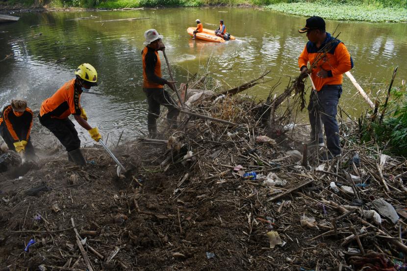 (ILUSTRASI) Petugas membersihkan sampah di area sungai.