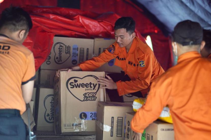 Sejumlah petugas BPBD Surabaya sedang menata sejumlah barang bantuan kemanusiaan untuk dikirim ke para korban konflik yang ada di Gaza, Palestina. 
