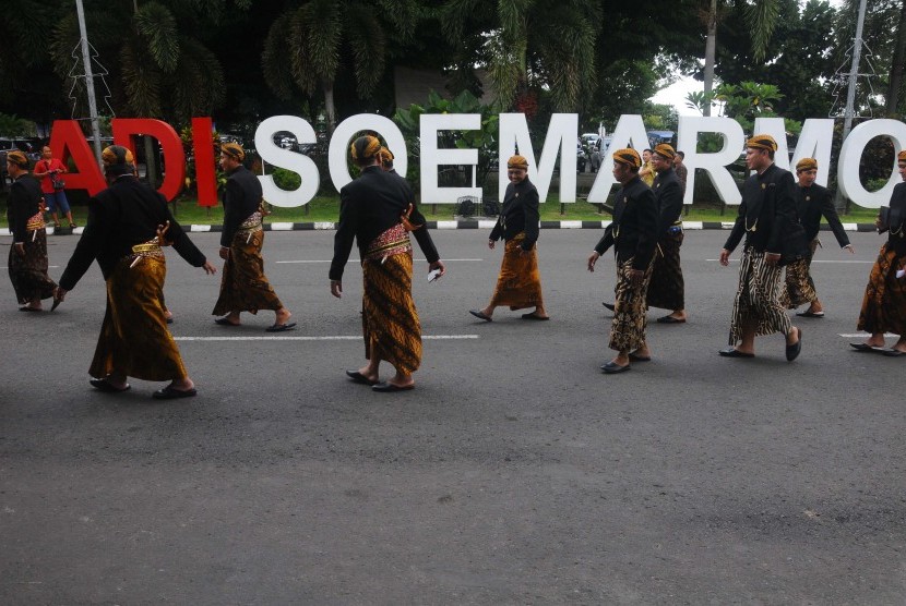 Sejumlah petugas Bandara Adi Soemarmo mengenakan pakaian adat Jawa saat kirab peluncuran ikon Bandara Adi Soemarmo di Ngemplak, Boyolali, Jawa Tengah.