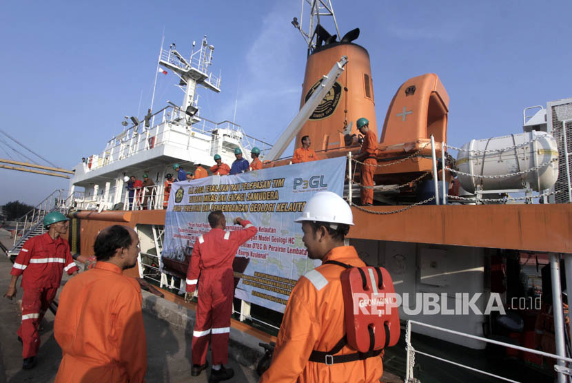 Sejumlah petugas beraktivitas di sekitar Kapal Geomarin III yang berlabuh di Pelabuhan Merak, Banten, Minggu (6/8). 