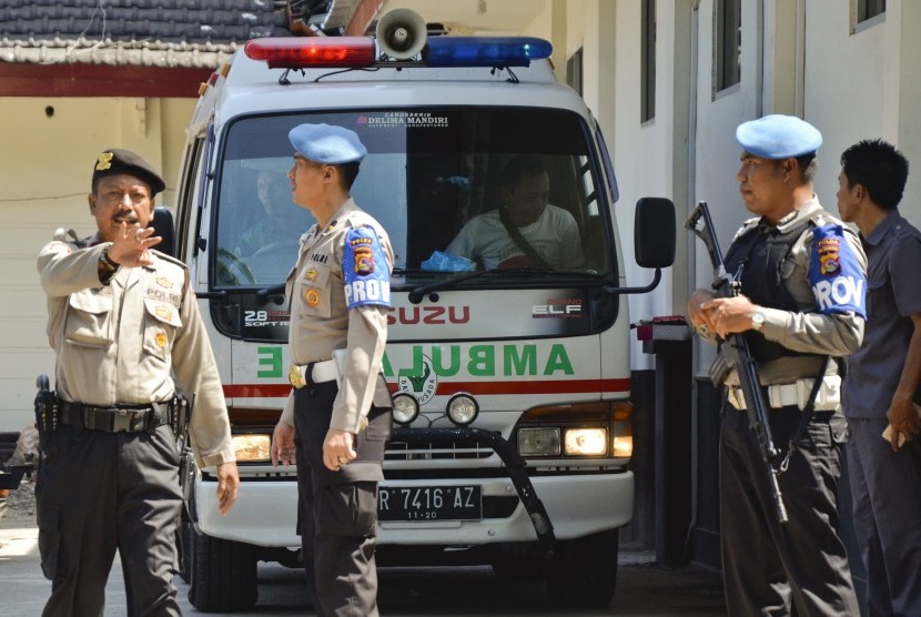 Sejumlah petugas berjaga dekat mobil ambulan yang mengangkut jenazah terduga teroris jaringan Bima usai dilakukan otopsi di Rumah Sakit Bhayangkara Polda NTB di Mataram, Rabu (1/11). 