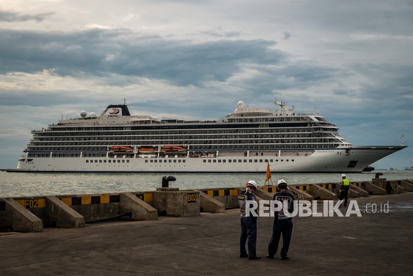 Sejumlah petugas berjaga saat kapal pesiar Viking Sun berbendera Norwegia yang mengangkut sekitar 1.200 penumpang bersandar di Pelabuhan Tanjung Emas Semarang, Jawa Tengah, Kamis (5/3/2020). 