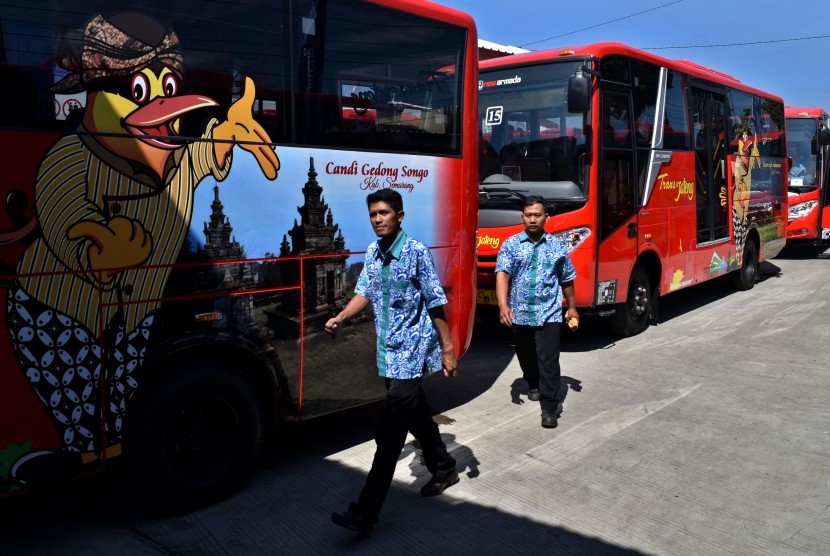 Sejumlah petugas berjalan di depan armada bus rapid transit (BRT) Aglomerasi Trans Jateng seusai diluncurkan di Terminal Bus Bawen, Kabupaten Semarang, Jawa Tengah, Jumat (7/7).