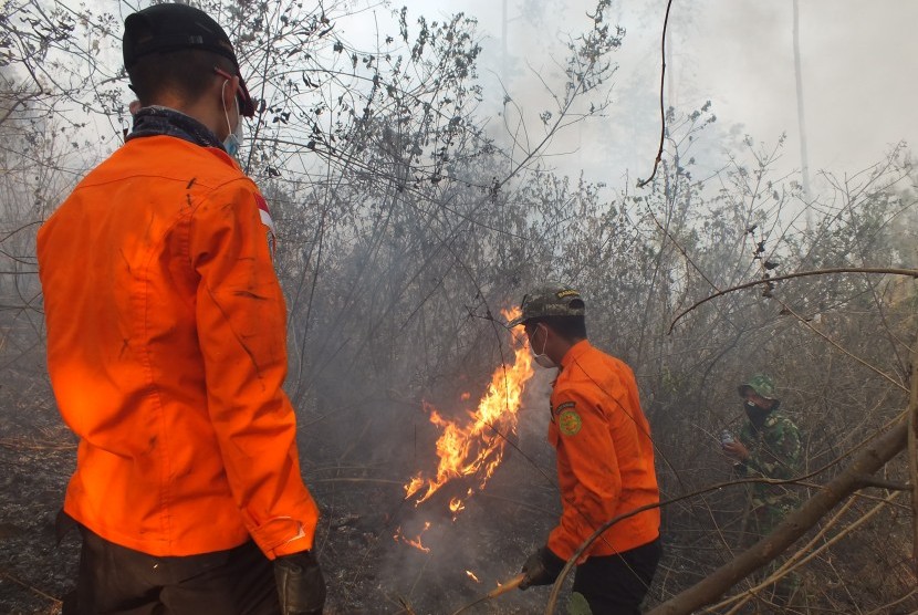Sejumlah petugas berusaha memadamkan api yang membakar hutan di Gunung Kareumbi, Kabupaten Sumedang, Kamis (29/10).