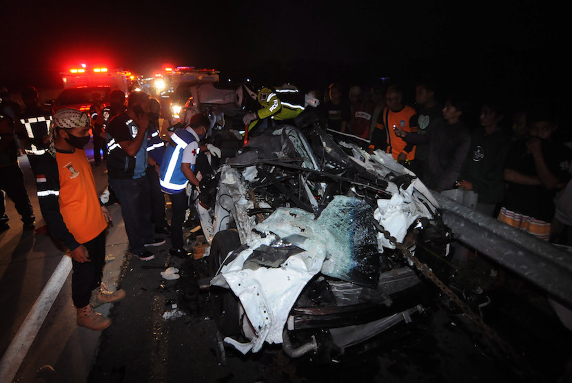 Sejumlah petugas berusaha mengevakuasi korban kecelakaan beruntun di Tol Cipularang. (Ilustrasi)