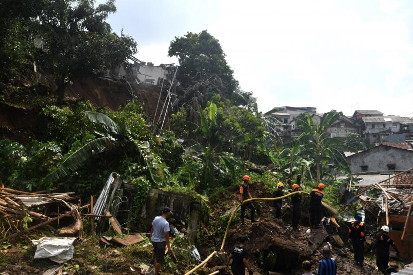  Disaster Management Center (DMC) Dompet Dhuafa dan tim SAR gabungan berhasil temukan satu korban dari bencana tanah longsor di Gang Kepatihan Panaragan, Kecamatan Bogor Tengah, Kota Bogor, Jawa Barat pada Jumat siang (14/10/2022). (ilustrasi).