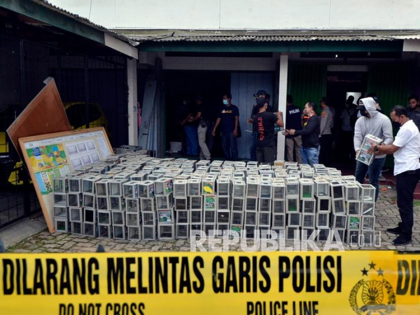 Sejumlah petugas dari Detasemen Khusus (Densus) 88 Antiteror Polri melakukan penggeledahan bekas kantor Yayasan Abdurrahman bin Auf di Way Halim, Bandar Lampung, Lampung, Rabu (3/11/2021). Tim Detasemen Khusus (Densus) 88 Antiteror Polri mengamankan tiga orang terduga pelaku di beberapa lokasi di Lampung beserta sejumlah barang bukti berupa delapan unit Central Processing Unit (CPU) dan 791 kotak amal untuk proses penyelidikan.
