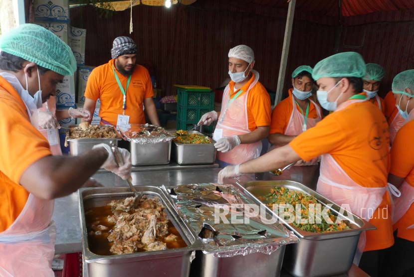  Sejumlah petugas dari salah satu perusahaan katering yang memasok makanan bagi jamaah haji Indonesia di Arafah, mengemas makanan di dapur umum pada perkemahan maktab. (Republika/Amin Madani)