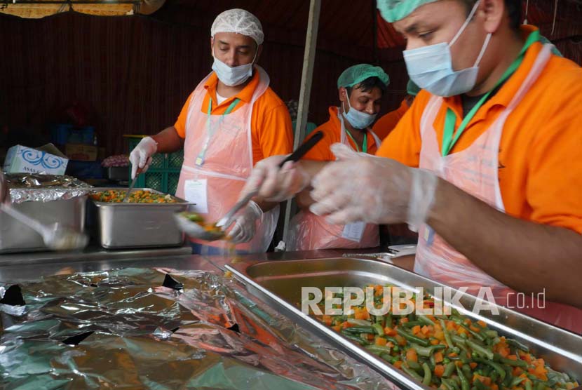  Sejumlah petugas dari salah satu perusahaan katering yang memasok makanan bagi jamaah haji Indonesia (Ilustrasi)