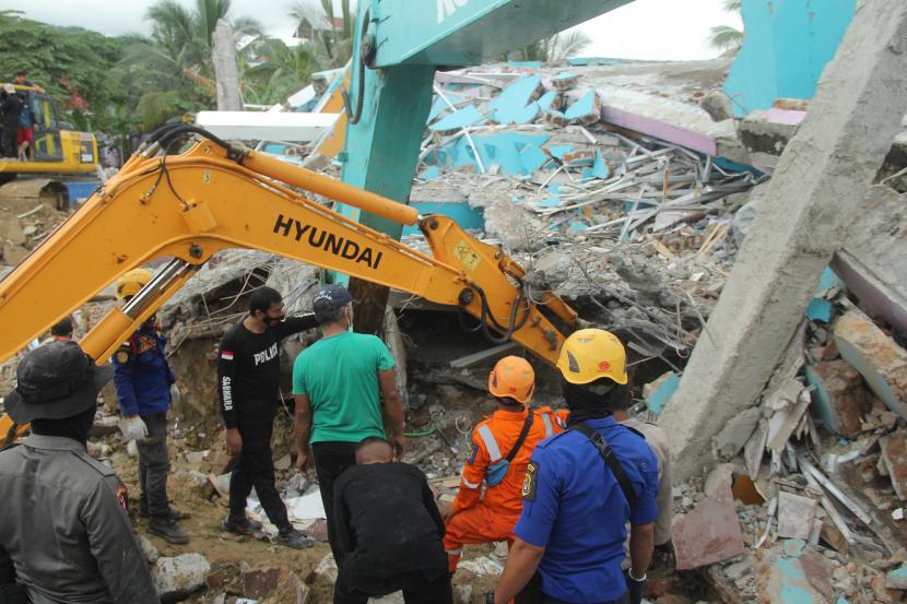 Sejumlah petugas dengan alat berat mencari korban di Rumah Sakit Mitra Manakarra yang runtuh akibat gempa bumi, di Mamuju, Sulawesi Barat.