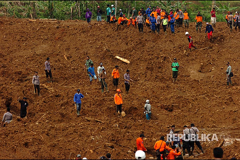 Sejumlah petugas dibantu warga melakukan pencarian korban longsor di Desa Pasirpanjang, Salem, Brebes, Jawa Tengah, Jumat (23/2). Pencarian 15 korban longsor dihentikan akibat terkendala cuaca hujan.