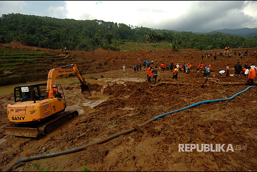 Sejumlah petugas dibantu warga melakukan pencarian korban longsor di Desa Pasirpanjang, Salem, Brebes, Jawa Tengah, Jumat (23/2). Pencarian 15 korban longsor dihentikan akibat terkendala cuaca hujan.