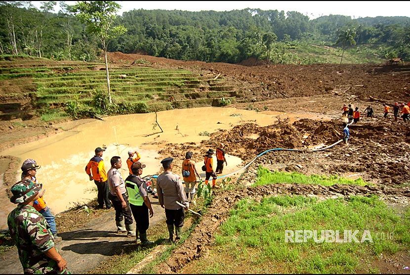 Sejumlah petugas dibantu warga melakukan pencarian korban longsor di Desa Pasirpanjang, Salem, Brebes, Jawa Tengah, Jumat (23/2). Pencarian 15 korban longsor dihentikan akibat terkendala cuaca hujan.
