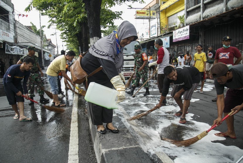 Sejumlah petugas dibantu warga membersihkan kotoran burung migran Layang-layang Asia (Hirundo rustica) di Kawasan Gondomanan, DI Yogyakarta, Rabu (28/11/2018). 