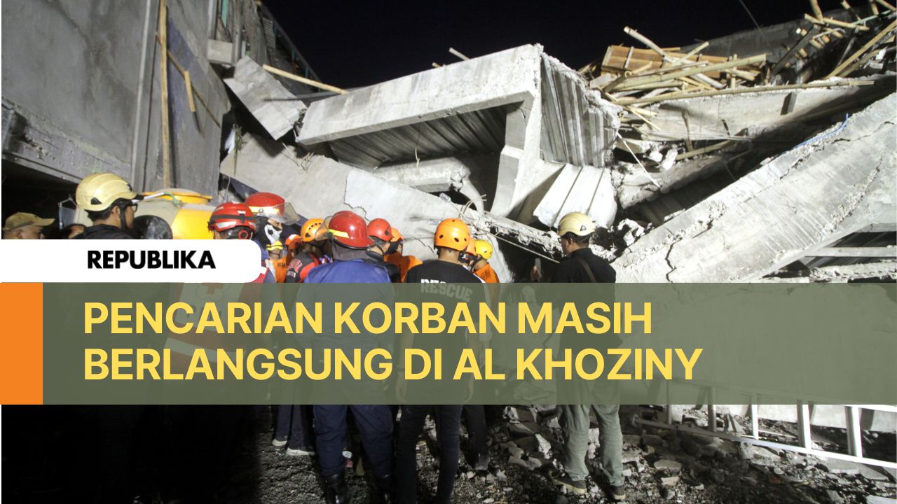 Sejumlah petugas gabungan bersiap mengevakuasi korban bangunan musala yang ambruk di Pondok Pesantren (Ponpes) Al Khoziny di Kecamatan Buduran, Sidoarjo, Jawa Timur.