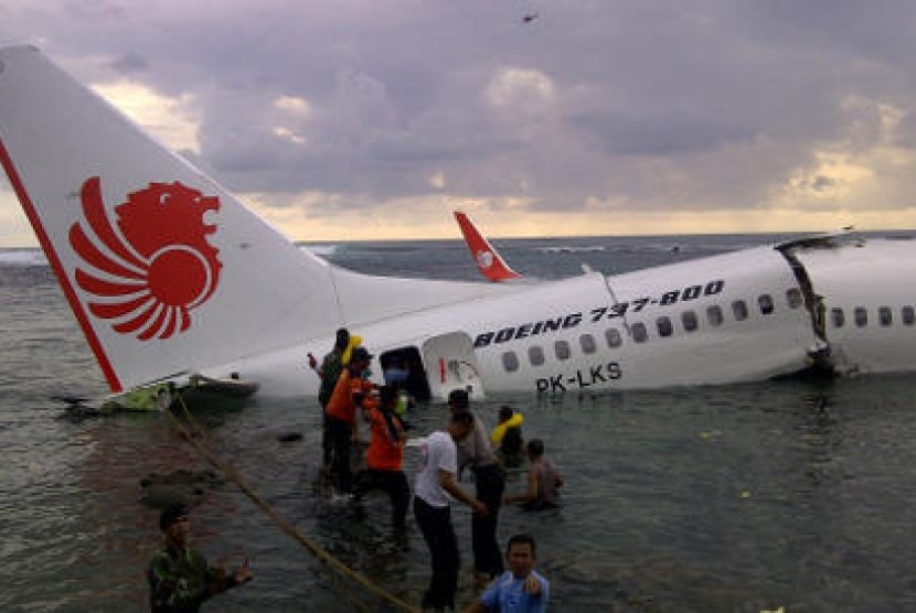  Sejumlah petugas gabungan melakukan evakuasi barang dan penumpang pesawat Lion Air rute Bandung-Denpasar yang tergelincir ke laut setelah berusaha mendarat di Bandara Ngurah Rai, Denpasar, Bali, Sabtu (13/4).