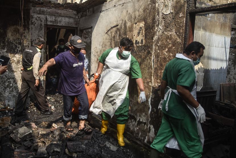 Sejumlah petugas gabungan membawa kantong jenazah korban kebakaran rumah di Jatimulya, Kabupaten Bekasi, Jawa Barat, Senin (17/5/2021). Kebakaran dua rumah yang diduga akibat korsleting listrik itu terjadi Senin (17/5) dini hari pada pukul 02.00 WIB dan menewaskan dua orang penghuni rumah.