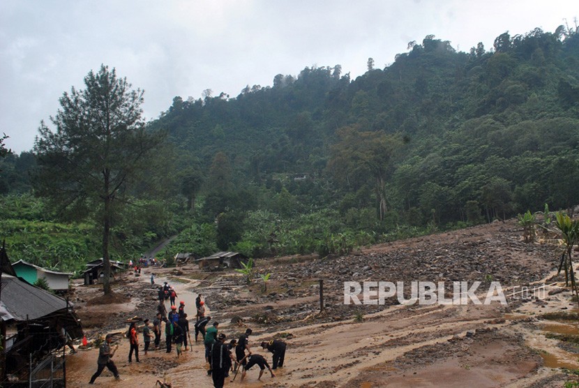 Sejumlah petugas gabungan membersihkan material lumpur akibat banjir bandang di Cianjur. (Ilustrasi)
