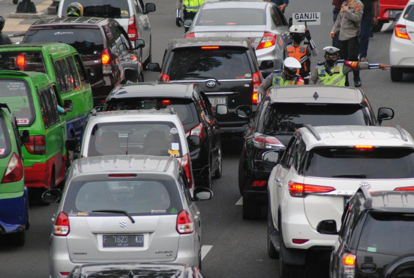 Sejumlah petugas gabungan mengatur arus lalu lintas kendaraan di Jalan Pajajaran, Kota Bogor, Jawa Barat (ilustrasi) 