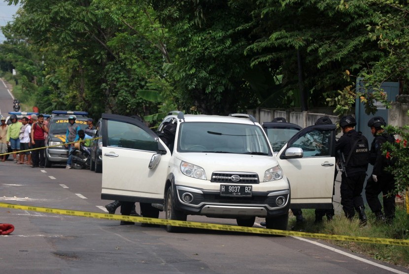 Sejumlah petugas Gegana Polda Jawa Timur memeriksa mobil terduga teroris di jalan Pantura di Desa Beji, Kecamatan Jenu, Tuban, Jawa Timur, Sabtu (8/4).
