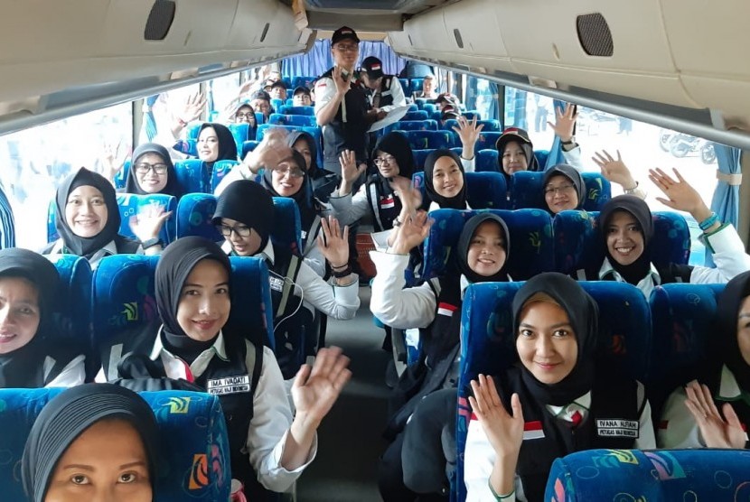 Sejumlah petugas haji Daker Madinah berada di dalam bus yang akan mengantar mereka menuju Bandara Soekarno Hatta, Cengkareng, Banten, Kamis (4/7).