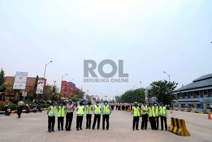   Sejumlah petugas keamanan berjaga di pintu masuk Jakarta International Container Terminal (JICT) di Pelabuhan Tanjung Priok, Jakarta,Rabu (3/10). (Wihdan Hidayat/Republika)