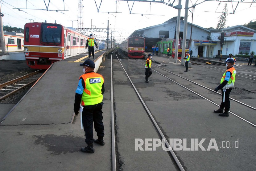 Sejumlah petugas keamanan berjaga di Stasiun Bogor, Jawa Barat saat penerapan PSBB. Ilustrasi