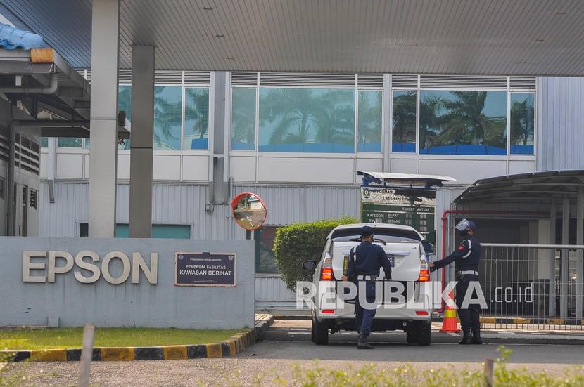 Sejumlah petugas keamanan memeriksa kendaraan yang akan memasuki pabrik EPSON di Kawasan East Jakarta Industrial Park (EJIP), Cikarang, Kabupaten Bekasi, Jawa Barat. Menurut data Gugus Tugas Penanganan COVID-19 sebanyak 369 karyawan EPSON terpapar virus COVID-19 dan aktifitas perusahaan ditutup selama 14 hari terhitung dari tanggal (19/9).