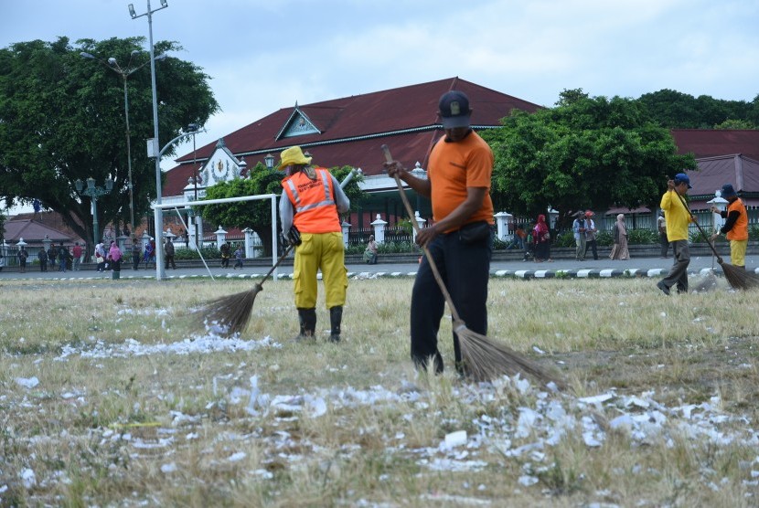 Sejumlah petugas kebersihan dari Dinas Lingkungan Hidup Kota Yogyakarta.