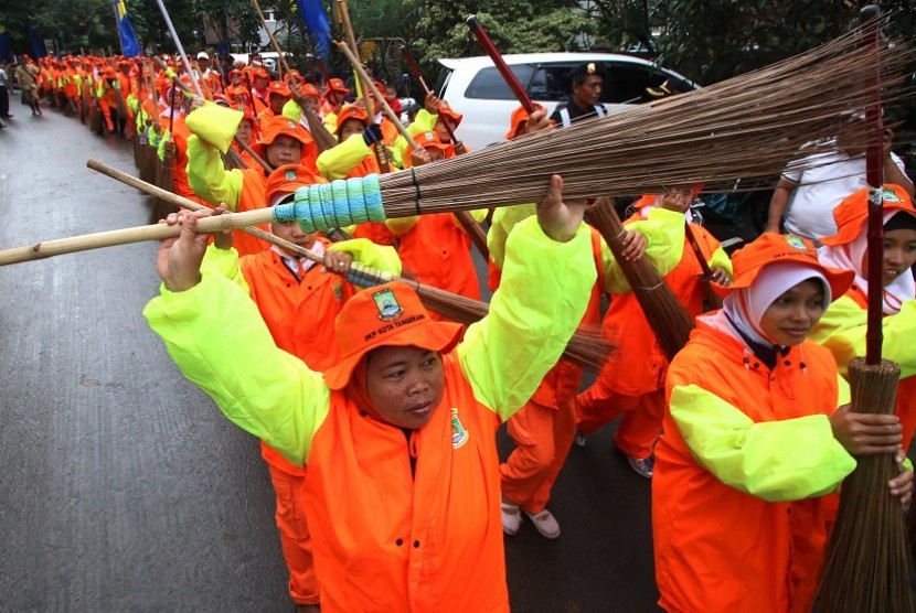 Sejumlah petugas kebersihan kota Tangerang melakukan pawai dalam pembukaan 