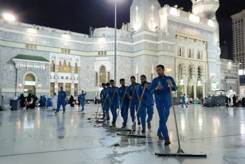 Sejumlah petugas kebersihan sedang membersihkan lantai di halaman Masjid al-Haram, Rabu (7/10) dini hari.