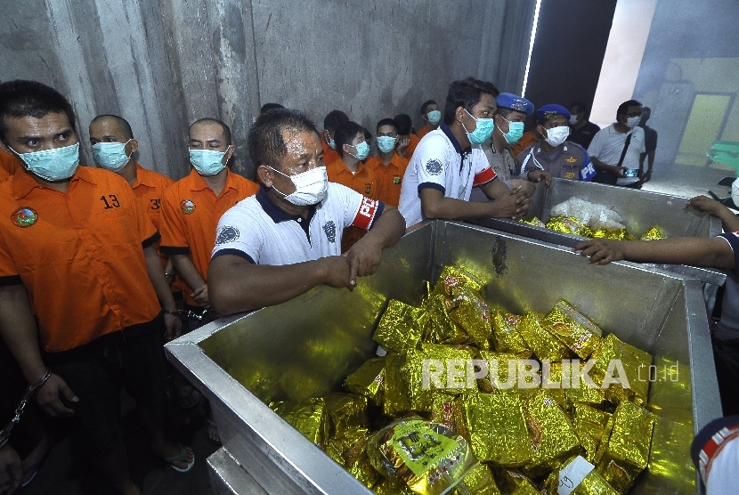 The police destroy 1.4 tons of methamphetamine and 1.2 million ecstasy pills, which were seized in various narcotics cases, using an incinerator at the Angkasapura Garbage Plant, Soekarno Hatta Airport, in Tangerang, on Tuesday.