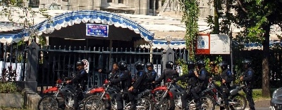 Sejumlah petugas kepolisian berjaga-jaga di Gereja Katedral Jakarta Pusat.