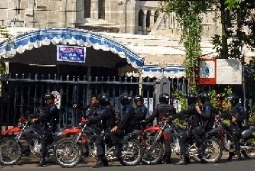 Sejumlah petugas kepolisian berjaga-jaga di depan  Gereja Katedral Jakarta Pusat. 