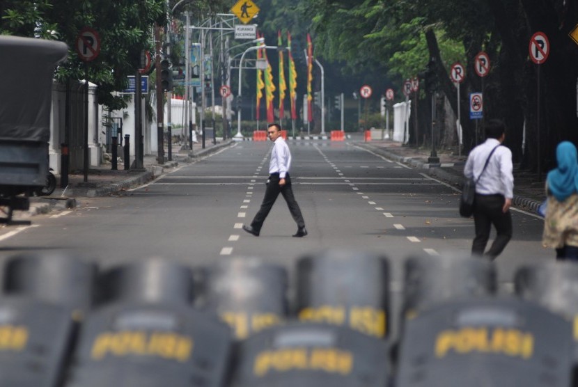 Sejumlah petugas kepolisian berjaga saat pengalihan arus lalulintas di Jalan Veteran III, Jakarta Pusat, Kamis (21/8). Pengalihan arus tersebut akibat massa pendukung tim Prabowo-hatta yang melakukan aksi unjuk rasa menjelang sidang putusan perselisihan ha