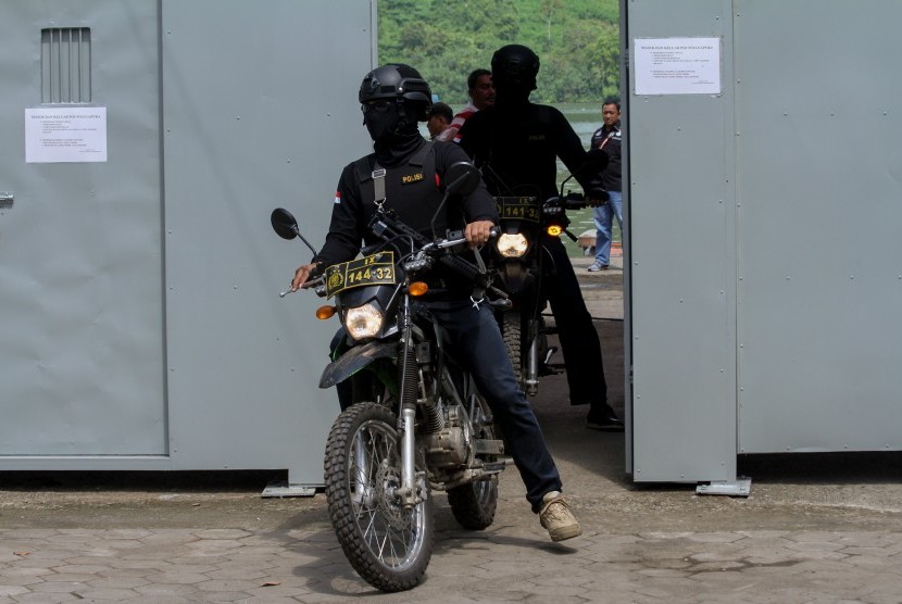 Sejumlah petugas kepolisian bersenjata berkumpul sebelum diseberangkan ke Pulau Nusakambangan, di Dermaga Penyeberangan Wijayapura, Cilacap, Jateng. 