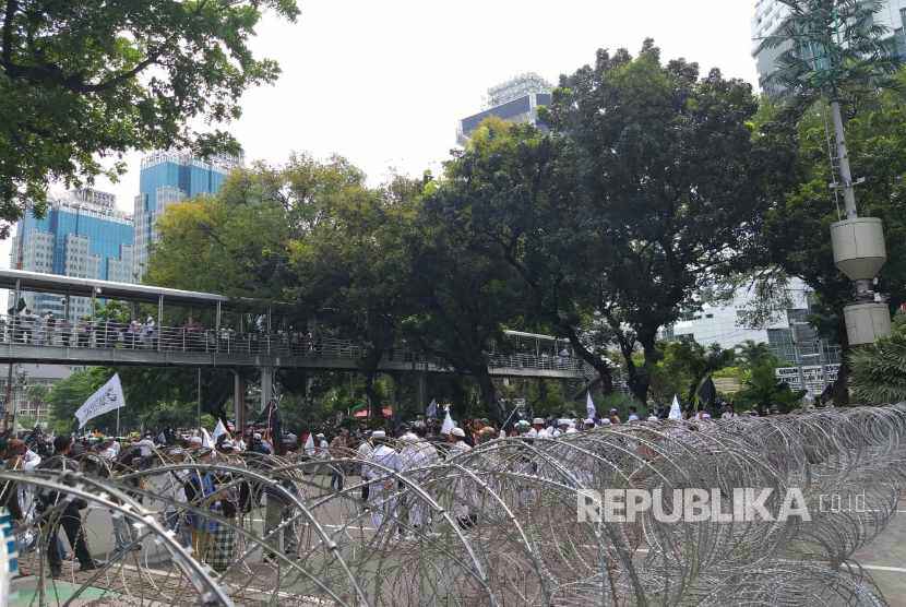 Sejumlah petugas kepolisian bersiaga di depan gedung Kementerian Pariwisata Jalan Merdeka Barat, Jumat (2/11). 
