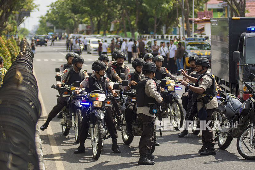 Sejumlah petugas kepolisian bersiaga pascapenyerangan di Polda Riau, Pekanbaru, Riau, Rabu (16/5).