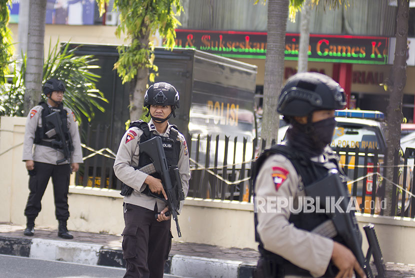 Sejumlah petugas kepolisian bersiaga pascaterjadi penyerangan di Polda Riau, Pekanbaru, Riau, Rabu (16/5).