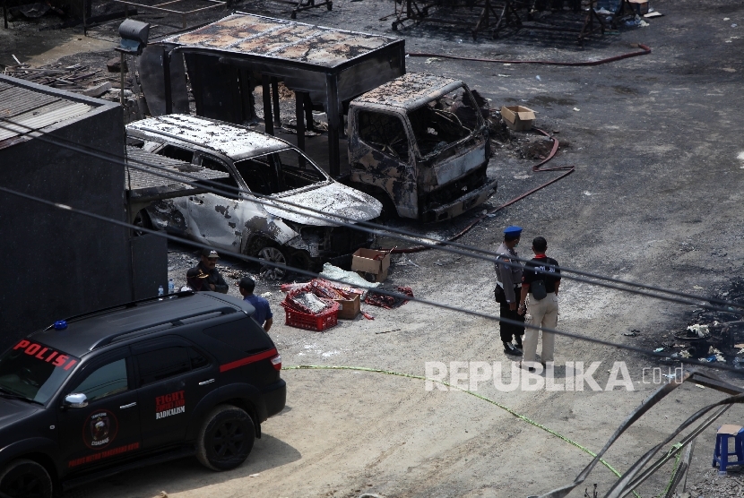 Sejumlah petugas kepolisian melakukan olah TKP di lokasi pasca ledakan di pabrik produksi kembang api, Jalan Salembaran, Desa Belimbing, Kecamatan Kosambi Kabupaten Tangerang, Banten, Jumat (27/10).