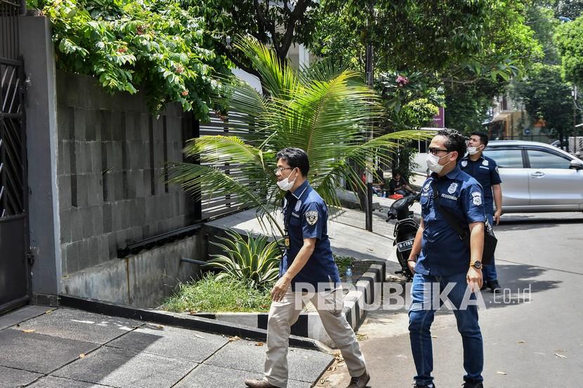 A number of police officers conduct searches around the location where the alleged bomb was found, in Cipinang Indah, East Jakarta, Friday (26/3/2021). According to the owner of the house, the suspected bomb items were found at 06.30 and currently the Gegana team has been evacuated for further investigation.