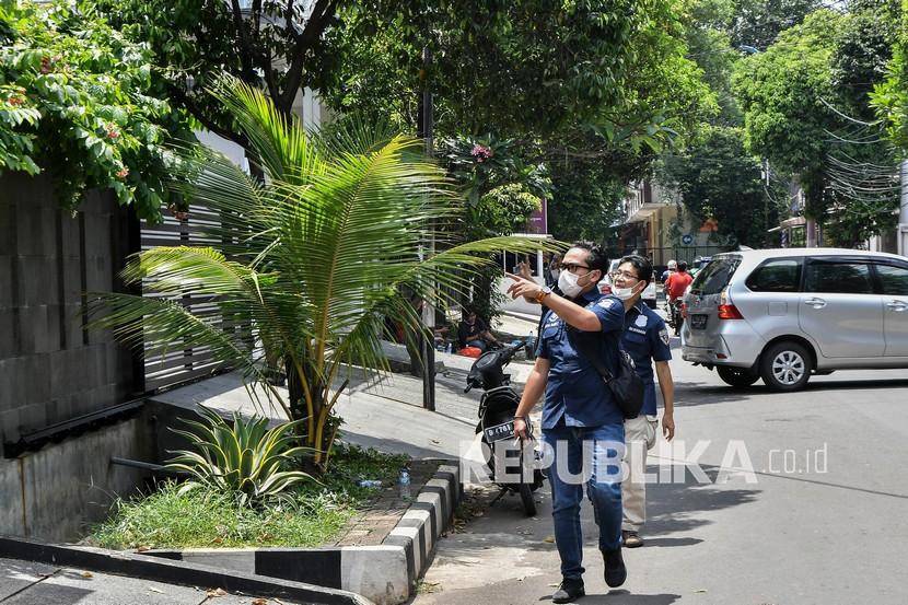 Sejumlah petugas Kepolisian melakukan penyisiran di sekitar lokasi penemuan barang diduga bom, di Cipinang Indah, Jakarta Timur, Jumat (26/3/2021). Menurut pemilik rumah, barang yang diduga bom ditemukan pada pukul 06.30 dan saat ini sudah dievakuasi tim Gegana untuk penyelidikan lebih lanjut.