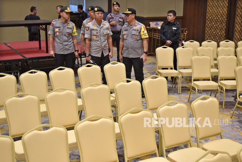 Sejumlah petugas kepolisian memantau persiapan lokasi Debat Pilpres 2019 putaran kelima di Hotel Sultan, Jakarta, Jumat (12/4/2019).