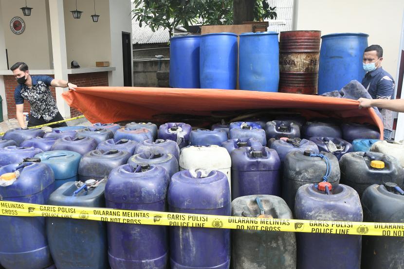 Kepolisian Resor (Polres) Garut mengungkap penyalahgunaan bahan bakar minyak (BBM) subsidi sebanyak 2.100 liter  (ilustrasi)