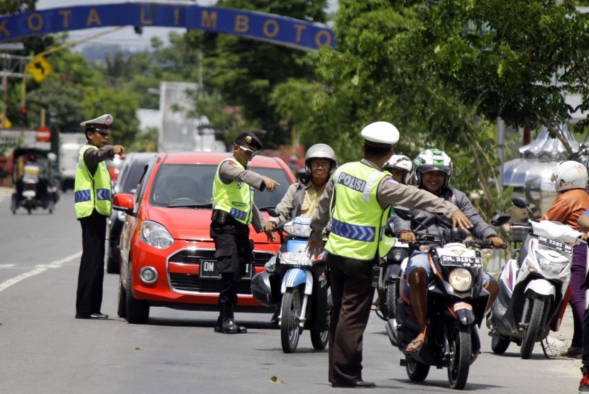 Sejumlah petugas Kepolisian Satuan Lalu Lintas Polres Gorontalo menggelar  razia pajak kendaraan bermotor di Limboto, Kabupaten Gorontalo, Provinsi Gorontalo, Selasa (16/2)