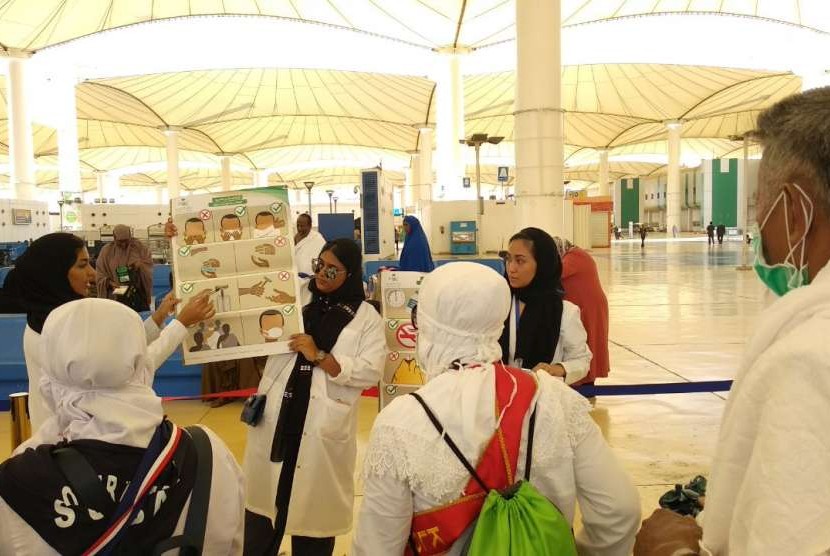 Sejumlah petugas kesehatan Arab Saudi memberikan imbauan kesehatan pada jamaah haji Indonesia di Bandara King Abdulaziz, Jeddah, Kamis (9/8). Pada musim haji kali ini, petugas Arab Saudi kerap terlihat berinteraksi denga  jamaah dari berbagai negara termasuk Indonesia