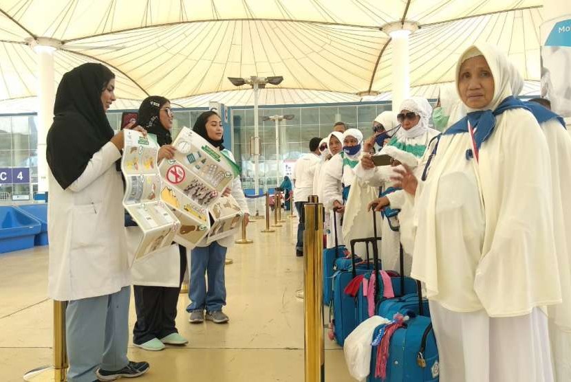 Sejumlah petugas kesehatan Arab Saudi memberikan imbauan kesehatan pada jamaah haji Indonesia di Bandara King Abdulaziz, Jeddah, Kamis (9/8). Pada musim haji kali ini, petugas Arab Saudi kerap terlihat berinteraksi denga  jamaah dari berbagai negara termasuk Indonesia